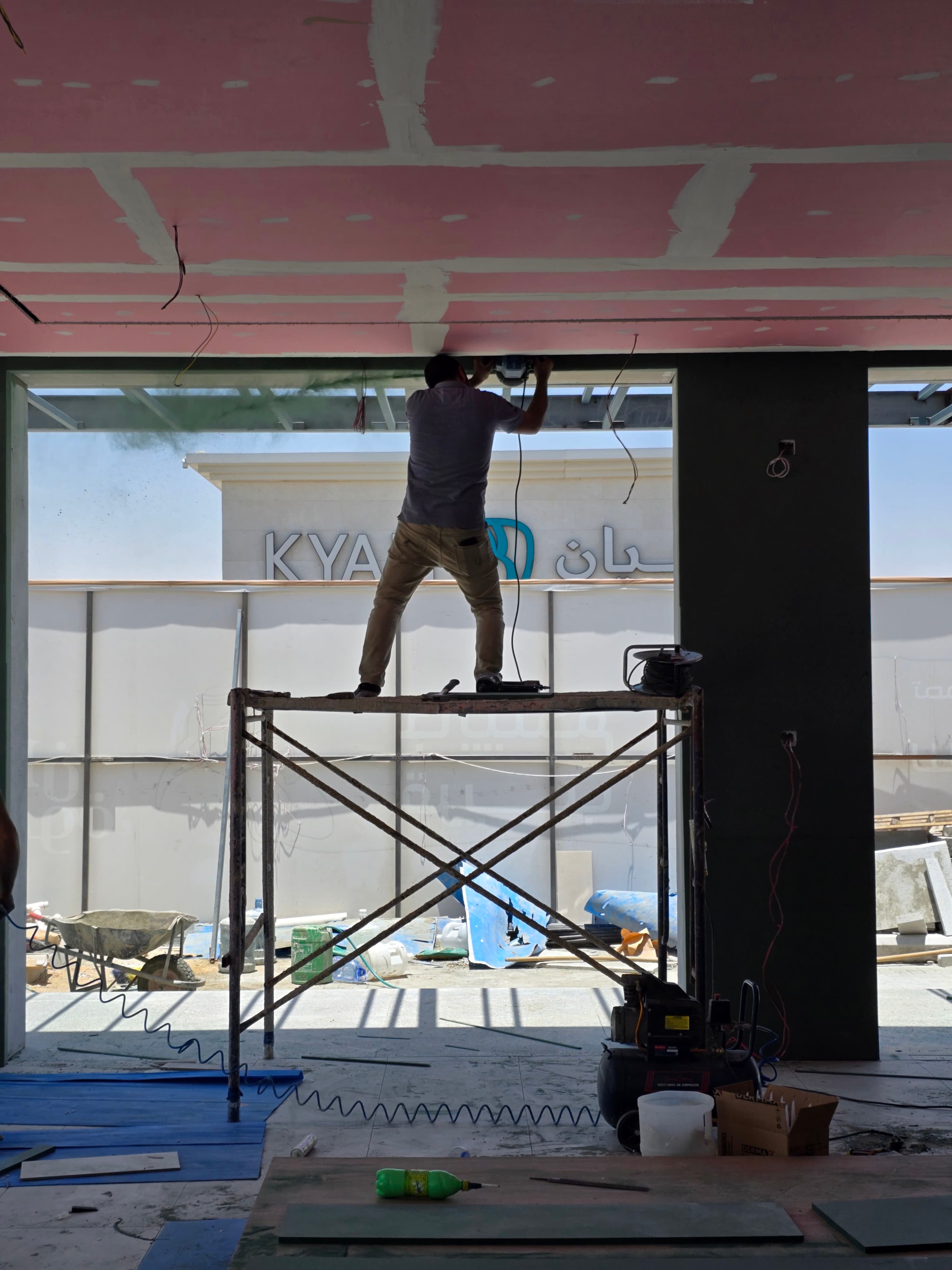 منظر داخلي لمشروع تنفيذ تجاري من تنفيذ سواري — صورة 16 من 58